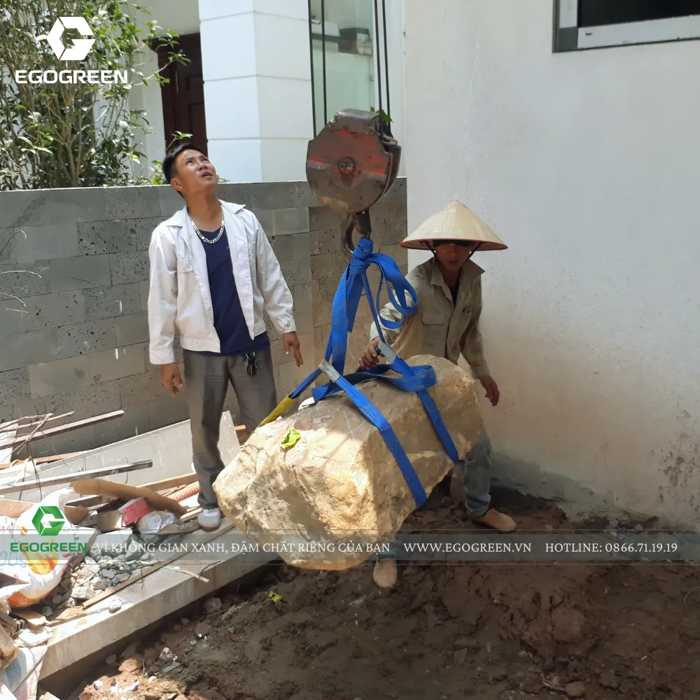 Để hoàn thành tiểu cảnh, chúng tôi dùng ròng rọc và máy móc hỗ trợ di chuyển vật liệu lên trên mái.